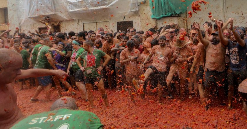 La Tomatina: Fotoğraflarla İspanya'nın domates savaşı çılgınlığı