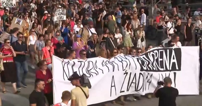 Bratislava'da binlerce kişi ulusal tiyatro ve galerilerin müdürlerinin görevden alınmasını protesto etti