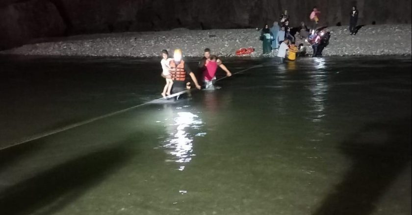 Adıyaman'da suda mahsur kalan 16 kişi kurtarıldı