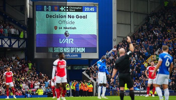 Futbol tarihinde bir ilk! İngiltere’de hakemler VAR kararlarını kamuoyuna sunacak –