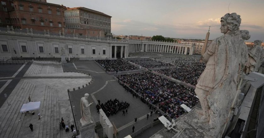 Aziz Petrus Meydanı’nda merhum Papa Francis için tespih duası
