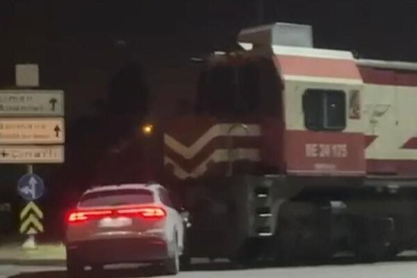 Araba, geçişe giden trenle çarpıştı