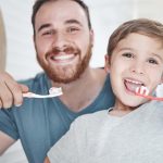 Çocuklarda diş fırçalama ebeveyn ile yapılmalı