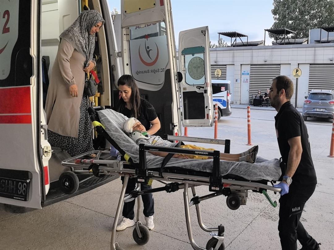Dairenin dairesinde oynarken, 2'den Demir Kapısında Muhammed yaralandı.