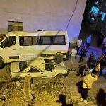 Adana’da akılalmaz olay! Park halindeki minibüs, otomobilin üzerine düştü