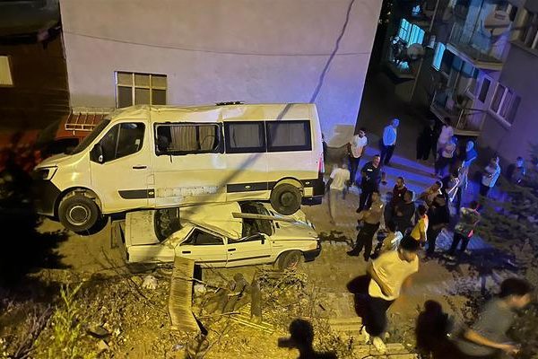 Adana’da akılalmaz olay! Park halindeki minibüs, otomobilin üzerine düştü