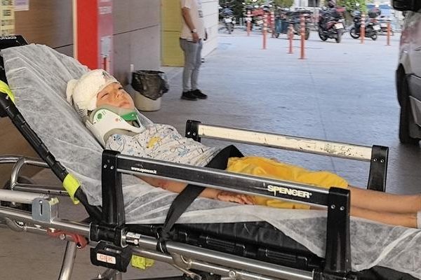 Apartman bahçesinde oynarken üzerine demir kapı devrilen Muhammed yaralandı