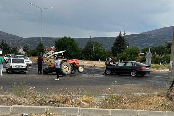 Isparta’da otomobil ile traktör çarpıştı: 2 yaralı