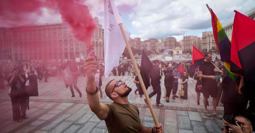 Video. Ukrayna’da cephede ölen sanatçı için tören düzenlendi