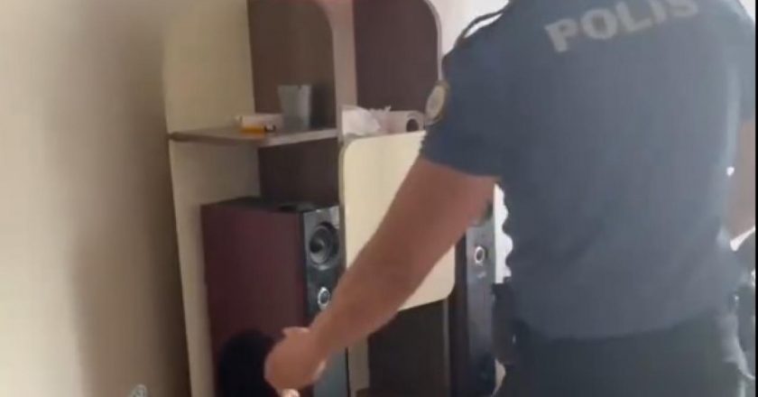 33 yıl hapis cezası bulunan firari, evdeki rafın arkasında yakalandı