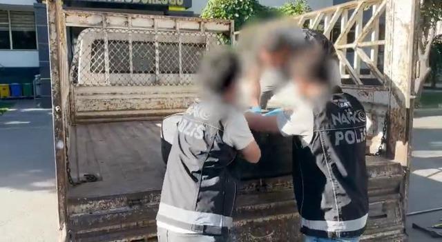 Kamyon 2 tekerleğine 27 kilo kokuşmuş ele geçirildi