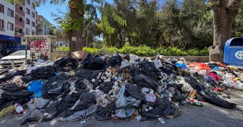 İzmir’de toplanmayan çöplere tepki – Son Dakika Haberleri