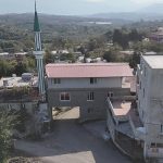 Bu caminin altından 6 metrelik yol geçiyor! Görenler hayrete düşürüyor