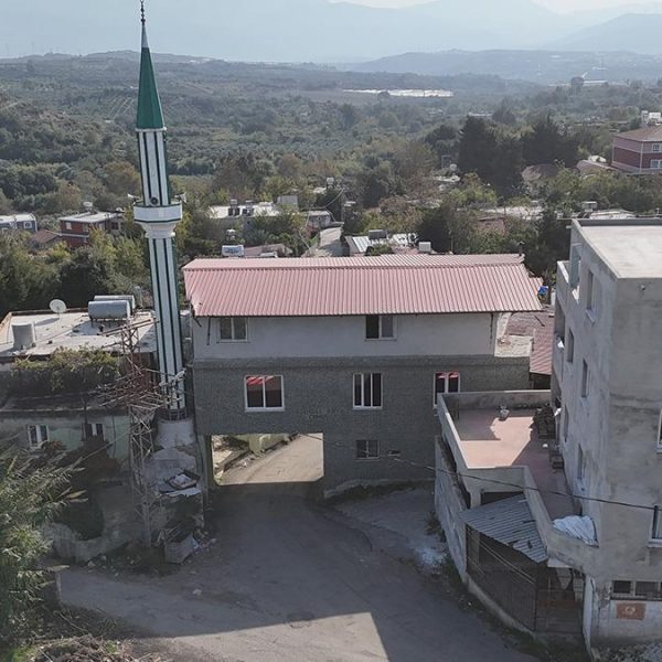 Bu caminin altından 6 metrelik yol geçiyor! Görenler hayrete düşürüyor