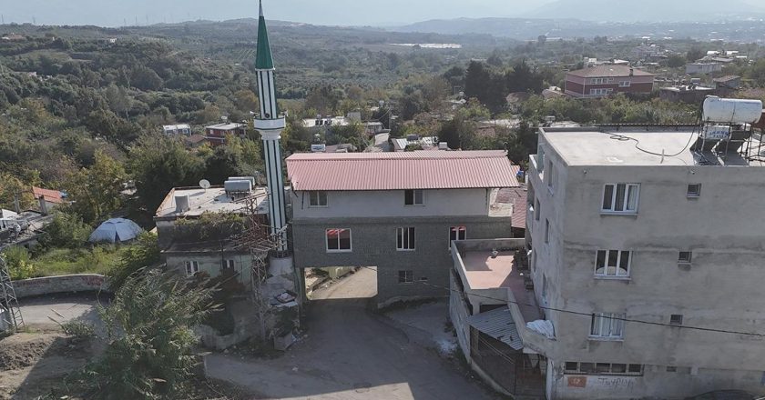Bu caminin altından 6 metrelik yol geçiyor! Görenler hayrete düşürüyor