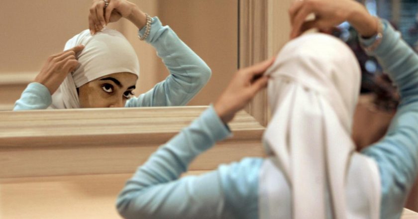 Fransız meclisindeki başörtülü ziyaretçilere gelen tepkiler, ülkedeki İslamofobi’yi gündeme getirdi