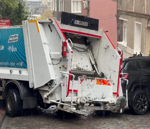 Beyoğlu’nda Çöp Kamyonu Bina ile Çarpıştı