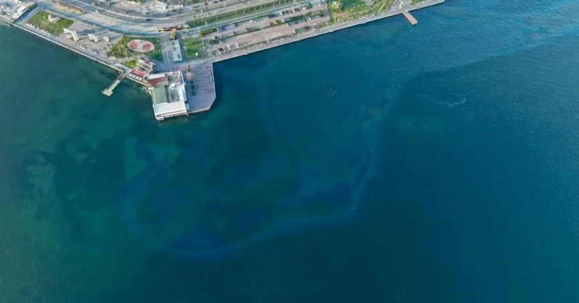 İzmir Körfezi’ne atık boşaltıldı!