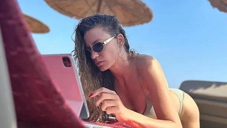 Serenay Sarıkaya annesiyle tatile çıktı! Pozlar gecikmedi